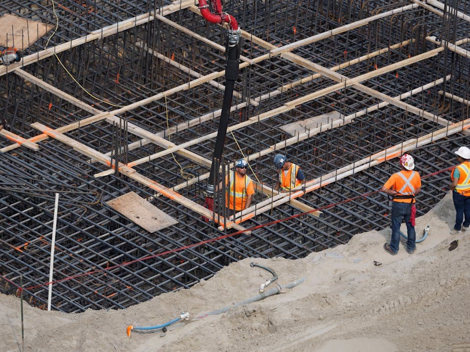 Bouwteam registreert uren op een werklocatie